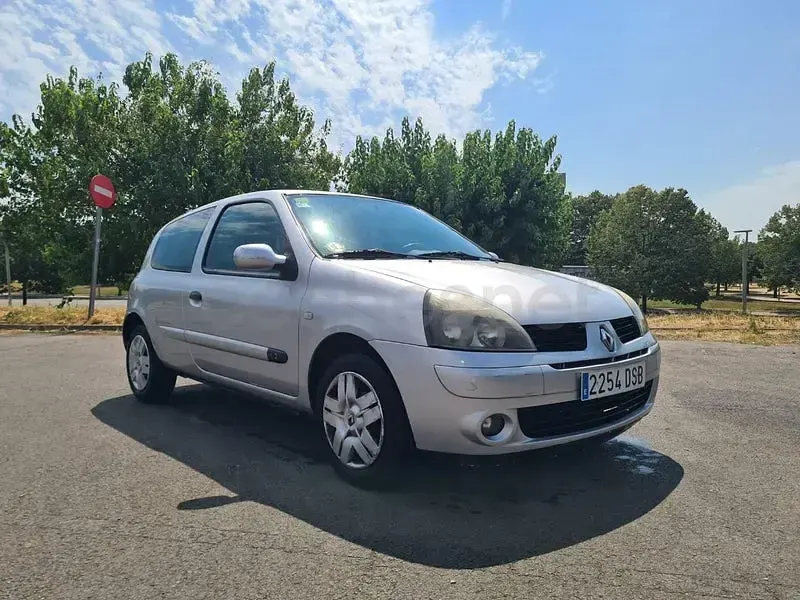 Usado Renault Clio II 60 CV (44 kW) 2006 Gris / plata Berlina