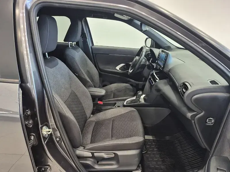 Usado Toyota Yaris Cross Active 116 CV (85 kW) 2022 Gris / plata SUV