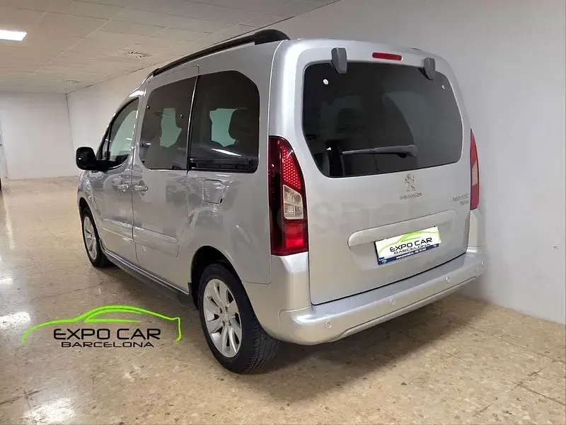 Usado Peugeot Partner Tepee Outdoor 100 CV (73 kW) 2016 Gris / plata Monovolumen