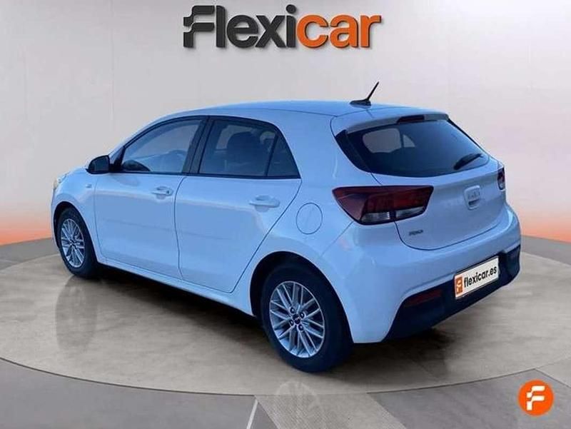 Usado Kia Rio 84 CV (61 kW) 2022 Blanco Utilitario