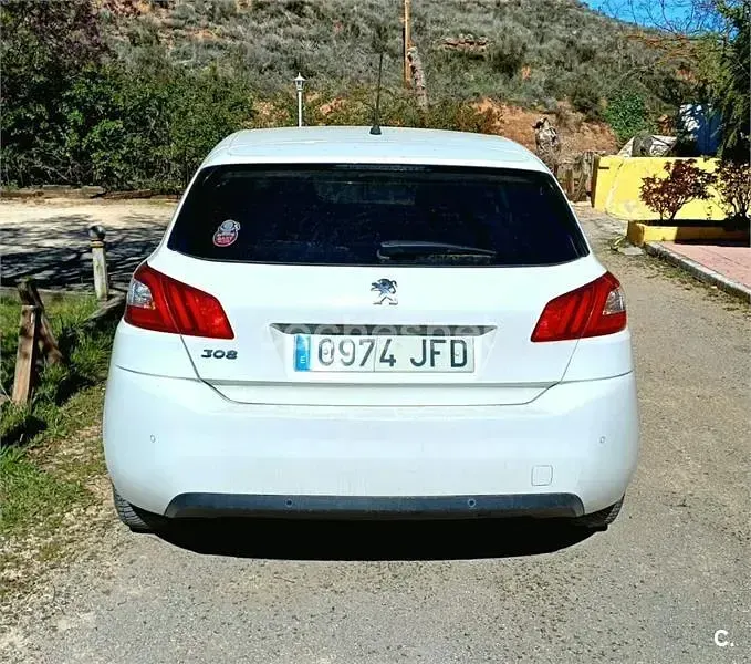 Begagnad Peugeot 308 Allure 92 HK (67 kW) 2015 Vit Sedan