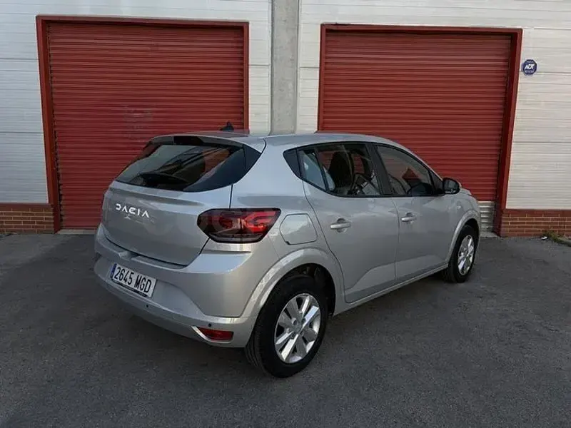 Usado Dacia Sandero Expression 91 CV (66 kW) 2023 Gris / plata Berlina