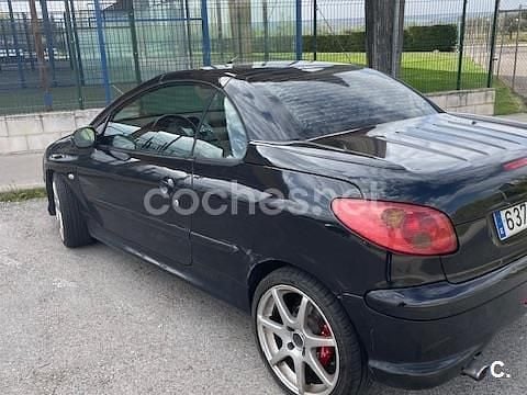 Usado Peugeot 206 CC 110 CV (80 kW) 2005 Negro Descapotable