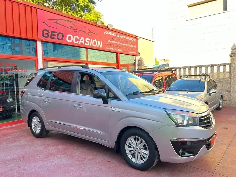 Usado SsangYong Rodius Limited 178 CV (130 kW) 2017 Gris / plata Monovolumen