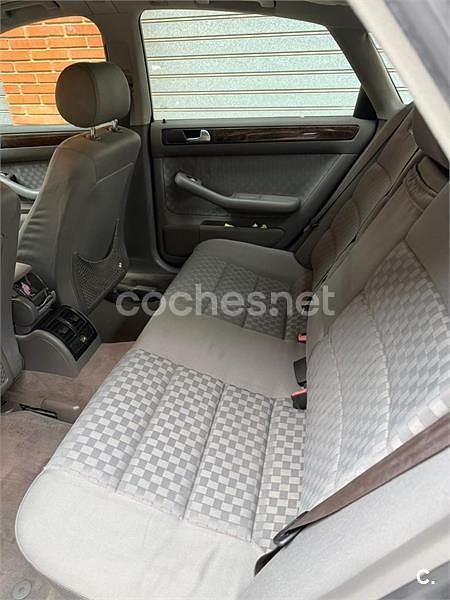 Usado Audi A6 163 CV (119 kW) 2004 Gris / plata Berlina