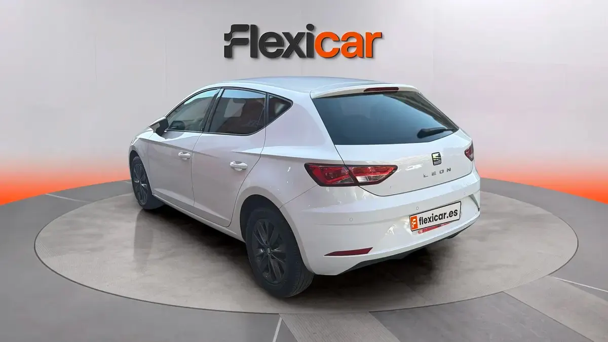 Usado Seat Leon Style 130 CV (95 kW) 2019 Blanco Berlina