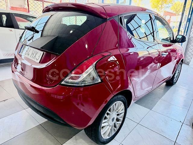 Usado Lancia Ypsilon Gold 69 CV (50 kW) 2014 Rojo Utilitario