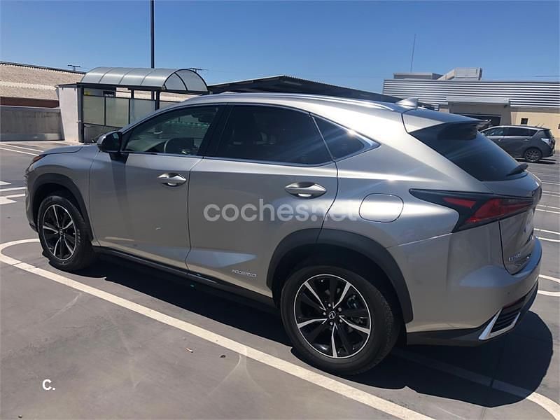 Usado Lexus NX300h Executive Line 197 CV (144 kW) 2018 Gris / plata SUV