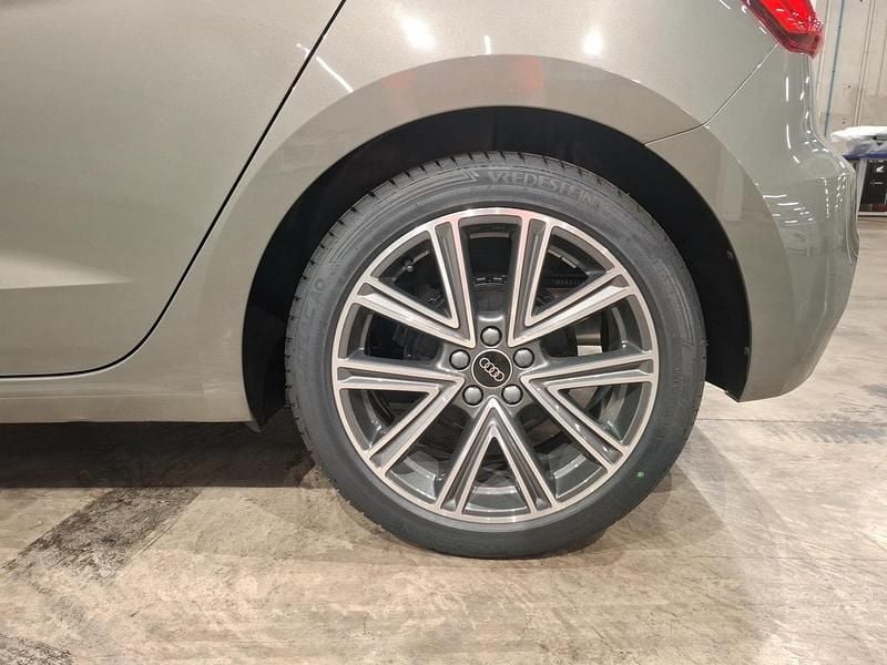 Usado Audi A1 Sportback Sport 95 CV (69 kW) 2025 Gris cronos metalizado / negro mito Utilitario