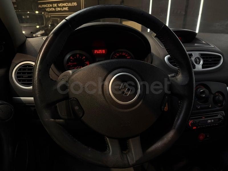 Usado Renault Clio II 85 CV (62 kW) 2007 Gris / plata Berlina