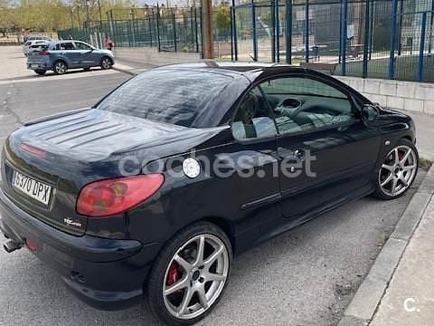Usado Peugeot 206 CC 110 CV (80 kW) 2005 Negro Descapotable
