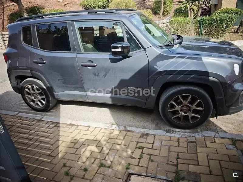 Usado Jeep Renegade Limited 130 CV (95 kW) 2023 Gris / plata SUV