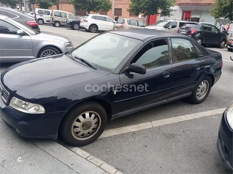 Usado Audi A4 110 CV (80 kW) 2000 Negro Familiar