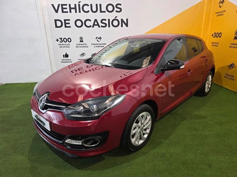 Usado Renault Mégane LIMITED 95 CV (69 kW) 2015 Granate Berlina