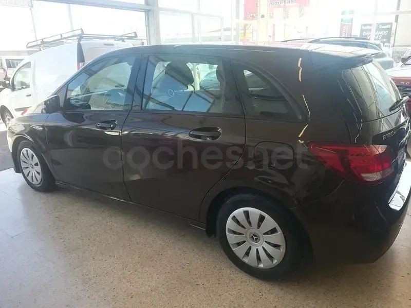 Usado Mercedes B180 109 CV (80 kW) 2017 Marrón Utilitario