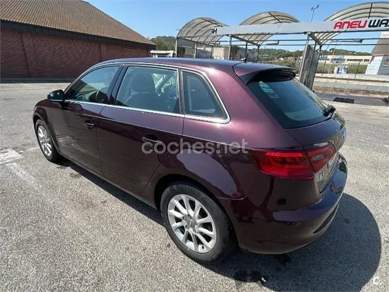 Usado Audi A3 Attraction 105 CV (77 kW) 2014 Granate Berlina