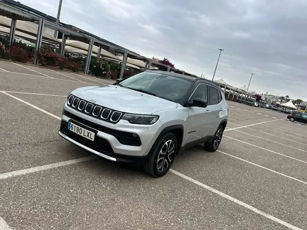 Usado Jeep Compass Limited 131 CV (96 kW) 2022 Gris SUV