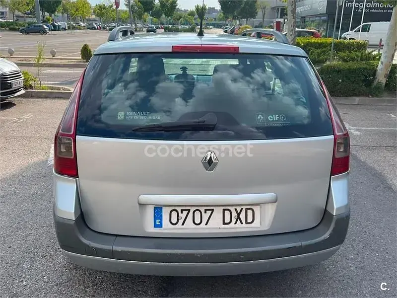 Usado Renault Mégane GrandTour Dynamique 105 CV (77 kW) 2006 Gris / plata Familiar