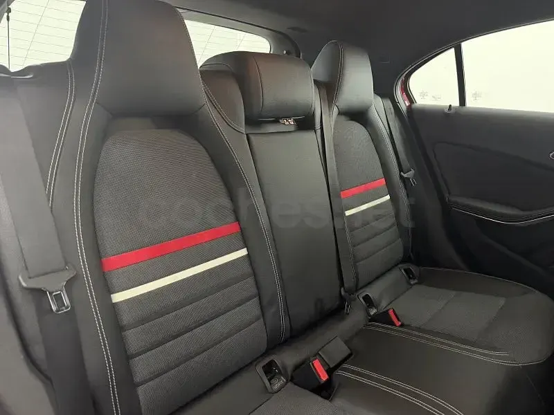 Usado Mercedes A180 Style 122 CV (89 kW) 2015 Rojo Utilitario