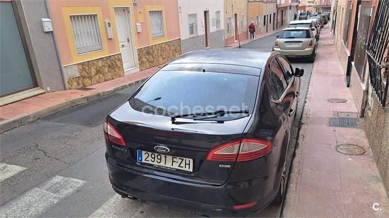 Usado Ford Mondeo Ghia 140 CV (102 kW) 2008 Negro Berlina