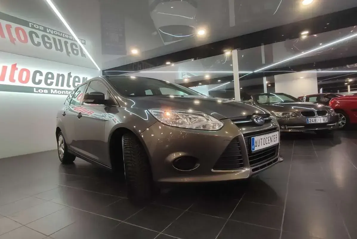 Usado Ford Focus Trend 125 CV (91 kW) 2014 Marrón Familiar