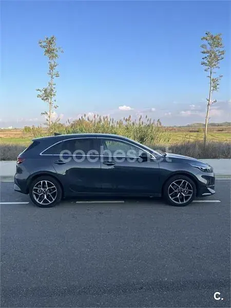 Usado Kia Ceed 120 CV (88 kW) 2022 Negro Utilitario