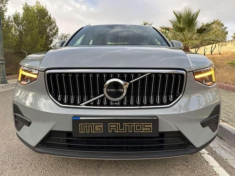 Gris Usado 2023 Volvo XC40 Core SUV | 32.999 € (Precio justo) - Imagen 1/4