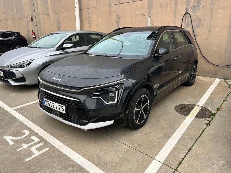 Gris Usado 2022 Kia Niro SUV | 21.690 € (Precio justo) - Imagen 1/4