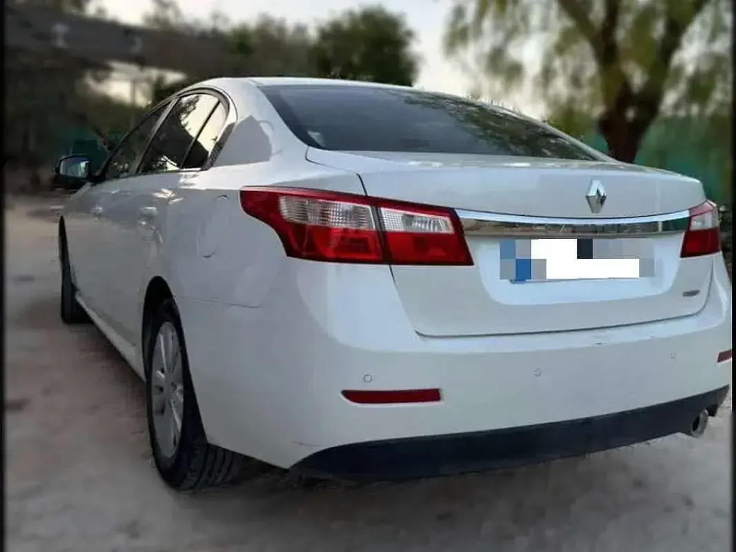 Usado Renault Latitude Privilege 150 CV (110 kW) 2012 Blanco Berlina