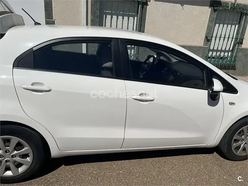 Usado Kia Rio 75 CV (55 kW) 2015 Blanco Berlina