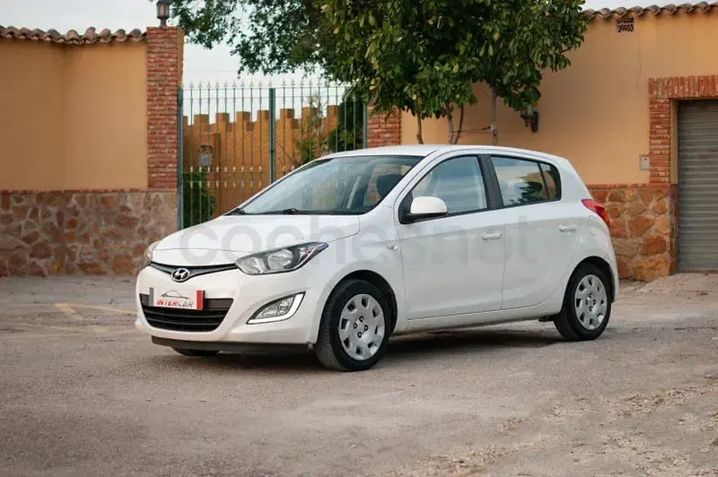 Usado Hyundai i20 75 CV (55 kW) 2014 Blanco Utilitario