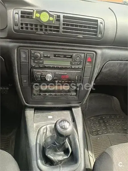 Usado VW Passat Edition 130 CV (95 kW) 2003 Gris / plata Berlina
