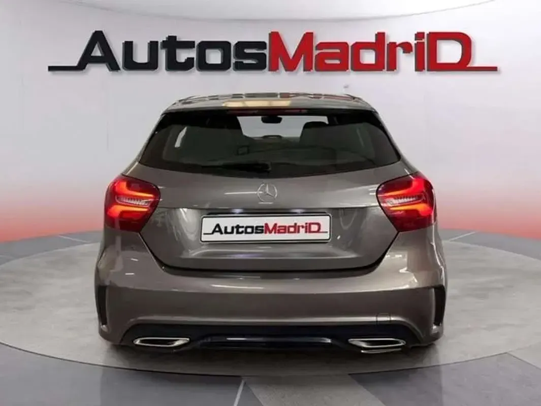 Usado Mercedes A180 110 CV (80 kW) 2017 Gris Berlina