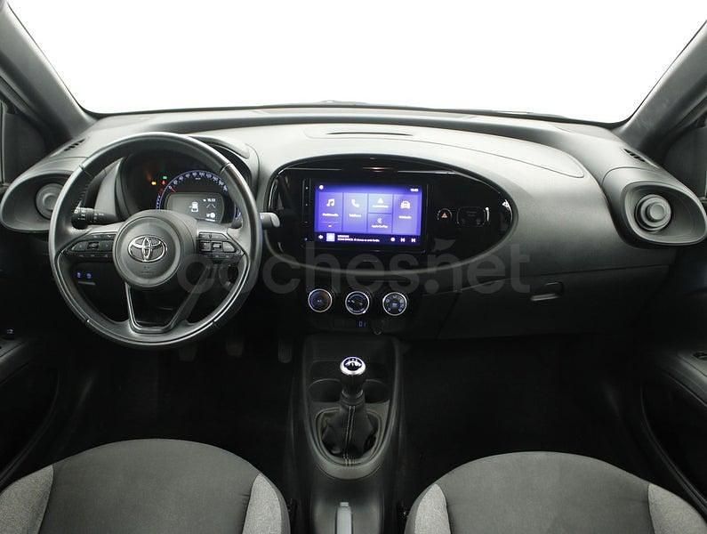 Usado Toyota Aygo X Play 72 CV (52 kW) 2024 Gris / plata SUV