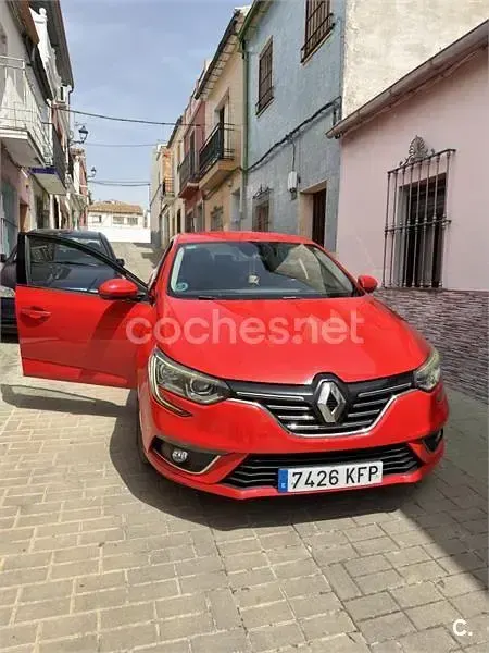 Usado Renault Mégane Zen 110 CV (80 kW) 2017 Rojo Berlina