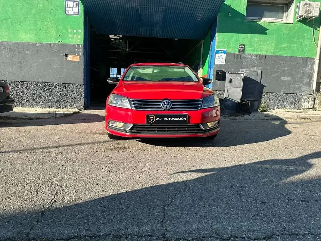 Usado VW Passat Edition 105 CV (77 kW) 2013 Rojo Familiar
