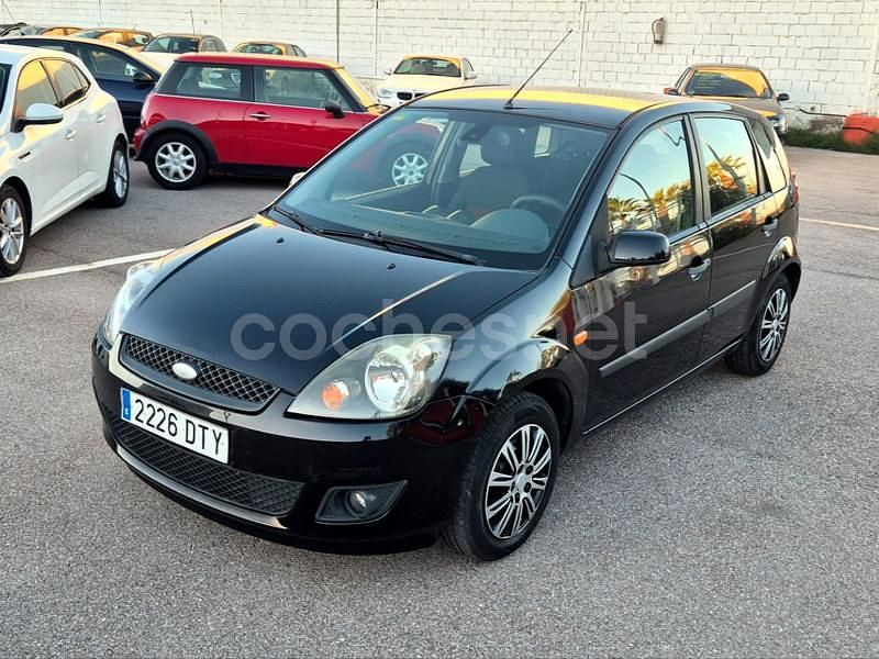 Negro Usado 2006 Ford Fiesta Trend Berlina | 2700 € - Imagen 1/4