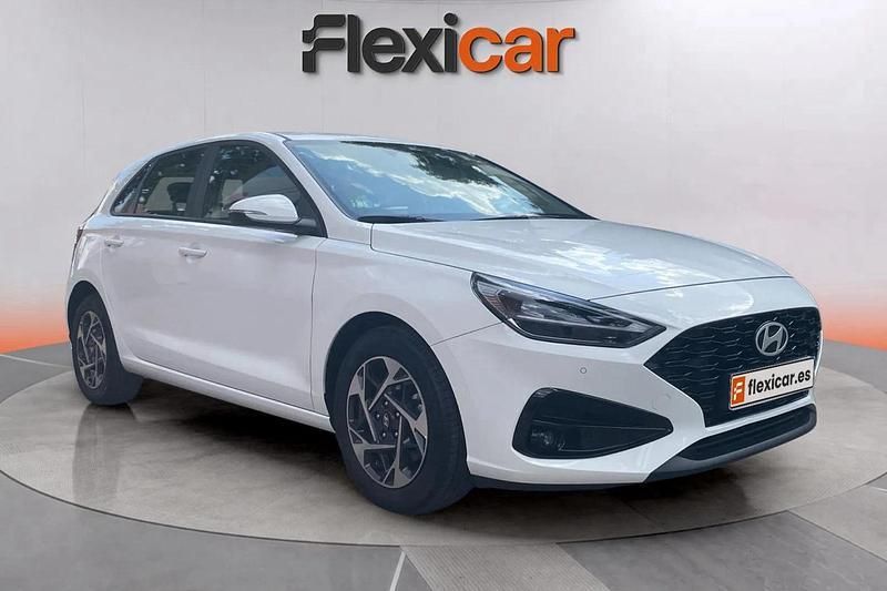Blanco Usado 2024 Hyundai i30 Berlina | 18.590 € (Precio justo) - Imagen 1/4