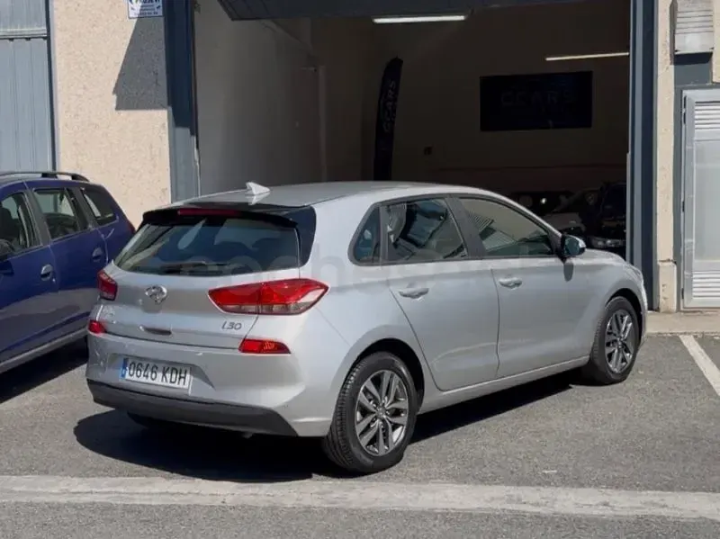 Usado Hyundai i30 120 CV (88 kW) 2017 Gris / plata Berlina