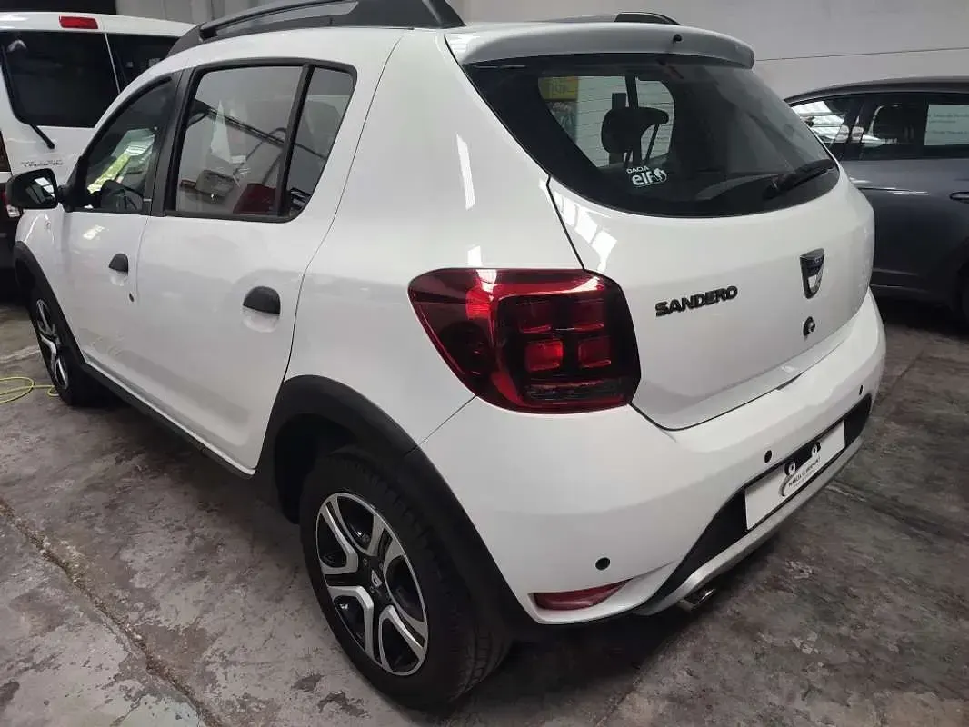 Usado Dacia Sandero Comfort 90 CV (66 kW) 2018 Blanco Utilitario