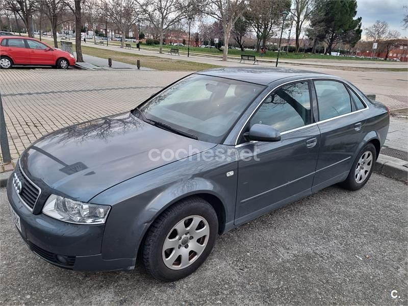 Usado Audi A4 130 CV (95 kW) 2002 Gris / plata Berlina