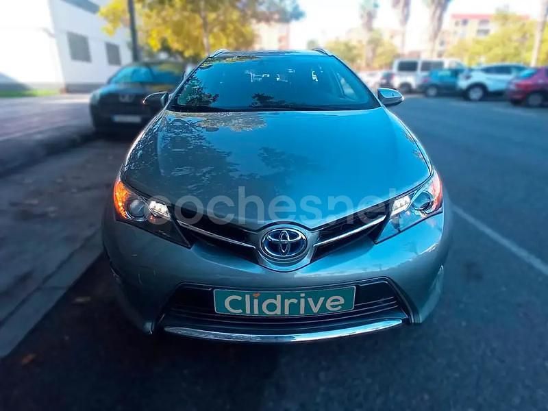 Usado Toyota Auris Hybrid Advance 136 CV (100 kW) 2014 Gris / plata Familiar