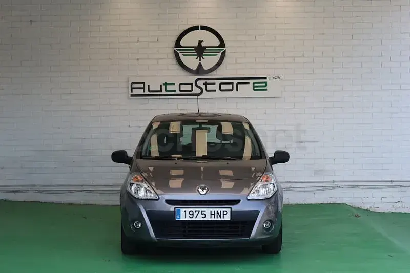 Usado Renault Clio IV Business 75 CV (55 kW) 2013 Gris / plata Berlina