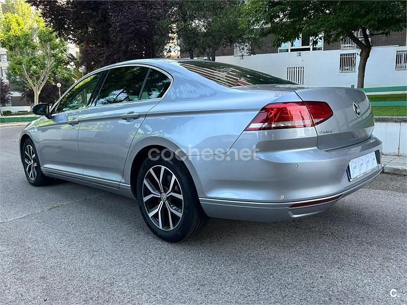 Usado VW Passat Executive 150 CV (110 kW) 2019 Gris / plata Berlina