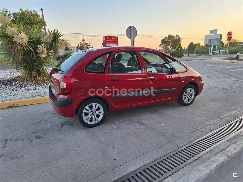 Usado Citroën Xsara Picasso 90 CV (66 kW) 2004 Granate Monovolumen