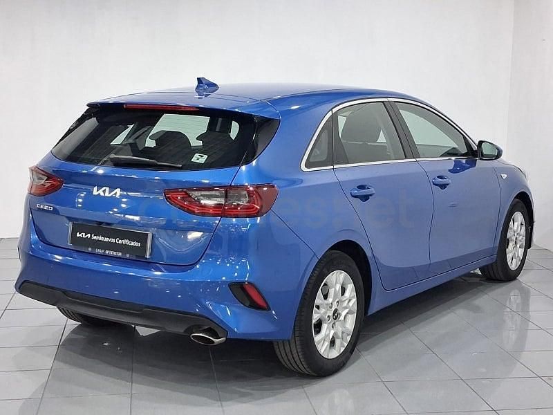 Käytetty Kia Ceed 100 HP (73 kW) 2022 Sininen Viistoperä