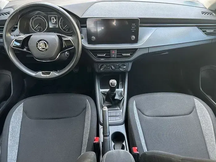 Usado Skoda Scala Active 110 CV (80 kW) 2022 Gris Utilitario