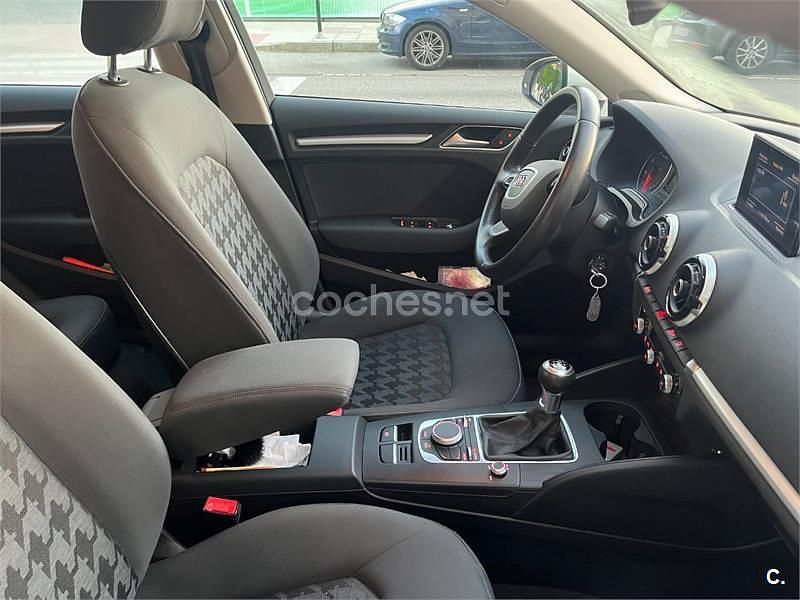 Usado Audi A3 Attraction 105 CV (77 kW) 2014 Blanco Berlina