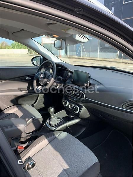 Usado Fiat Tipo Cross 100 CV (73 kW) 2021 Negro Berlina
