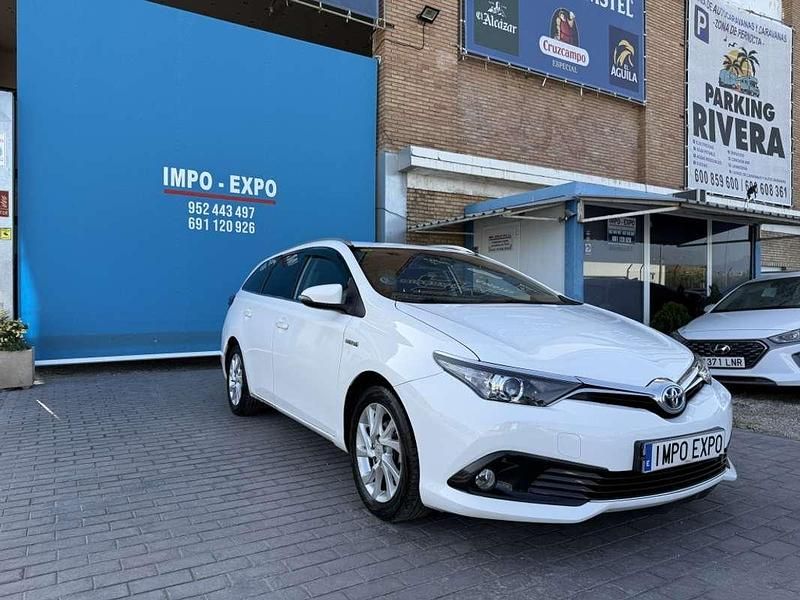 Usado Toyota Auris Touring Sports Advance 136 CV (100 kW) 2017 Blanco Familiar